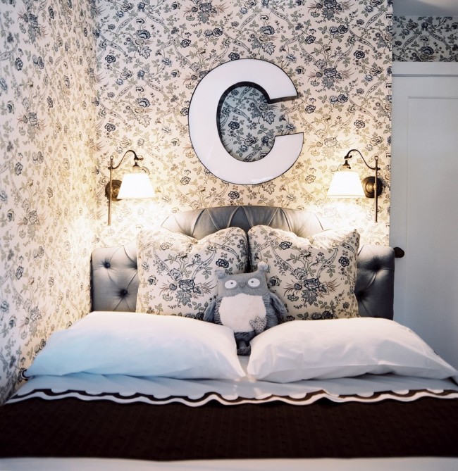 Правильное планирование интерьера небольшой спальной комнаты – камень преткновения для многих хозяев малогабаритных квартир.