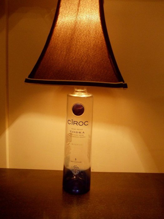 Бутылка может стать отличным основанием для лампы. 