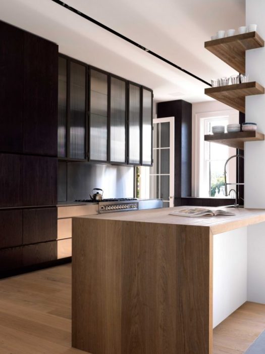 Современный дизайнерский проект кухни, в котором предусмотрено использование деревянных угловых полок.