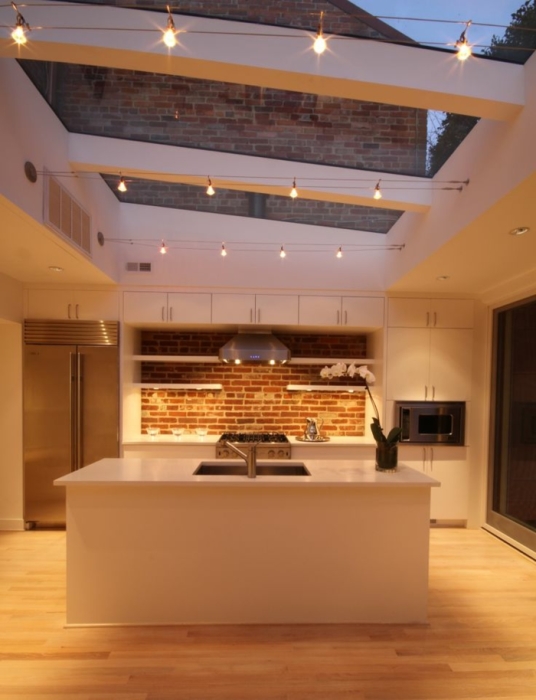 Кухня, в которой использована нейтральная цветовая гамма и оригинальные стеклянные панельные потолки, которые визуально расширяет пространство помещения. 