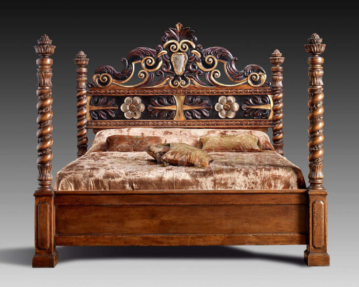 Кровать из дорогой резной древесины, которая станет настоящей изюминкой современной спальной комнаты. 