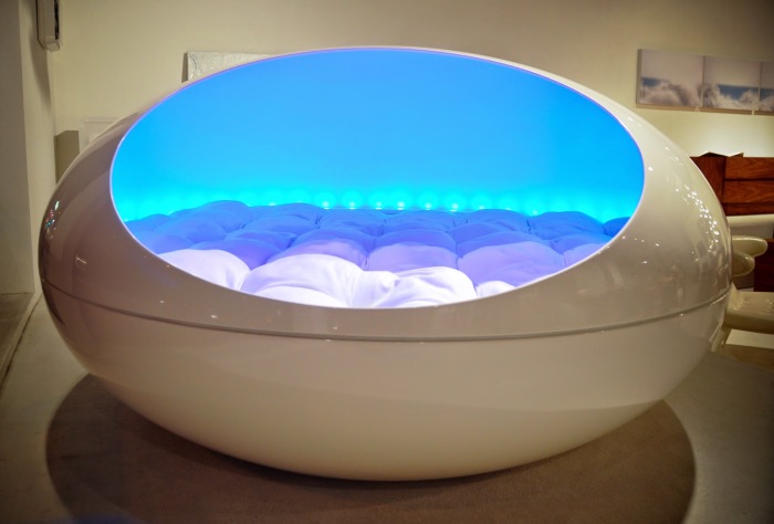 Оригинальная дизайнерская кровать яйцевидной формы с неоновой подсветкой в стиле хай-тек. 