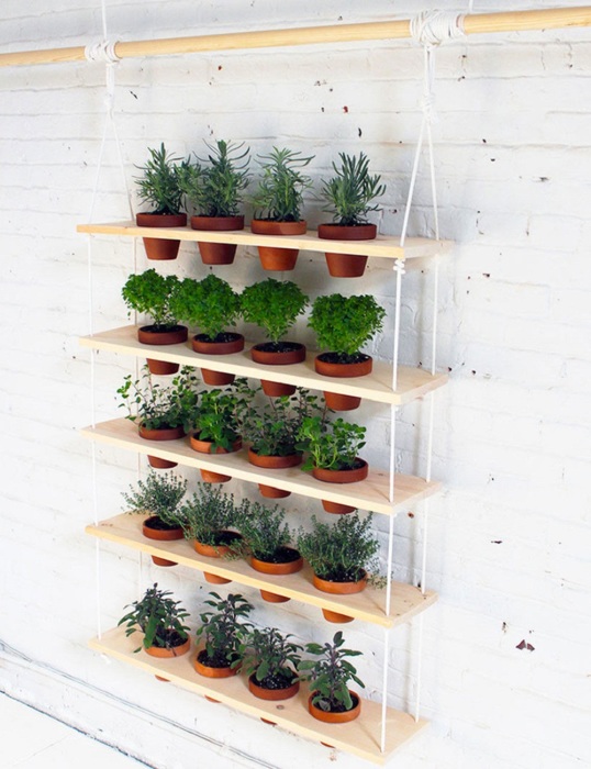 Выращивать комнатные растения и цветы очень удобно на небольшом вертикальном подвесном стеллаже.