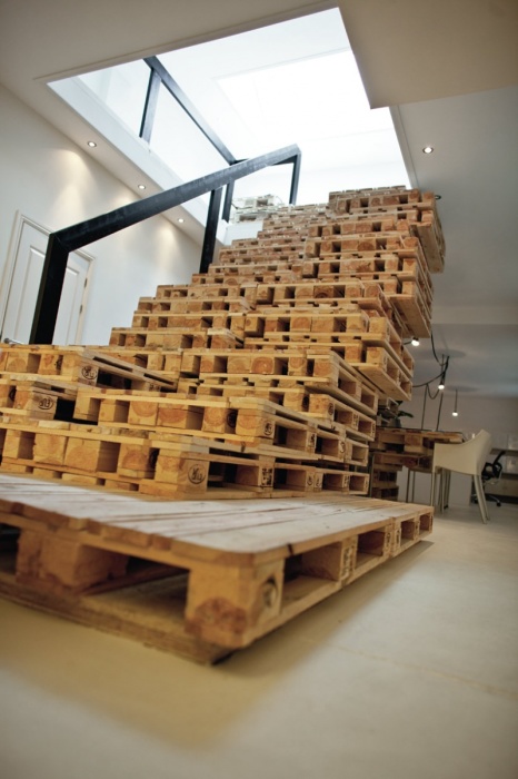 Лестница, выполненная из поддонов, принесет разнообразие в традиционную обстановку помещения. 