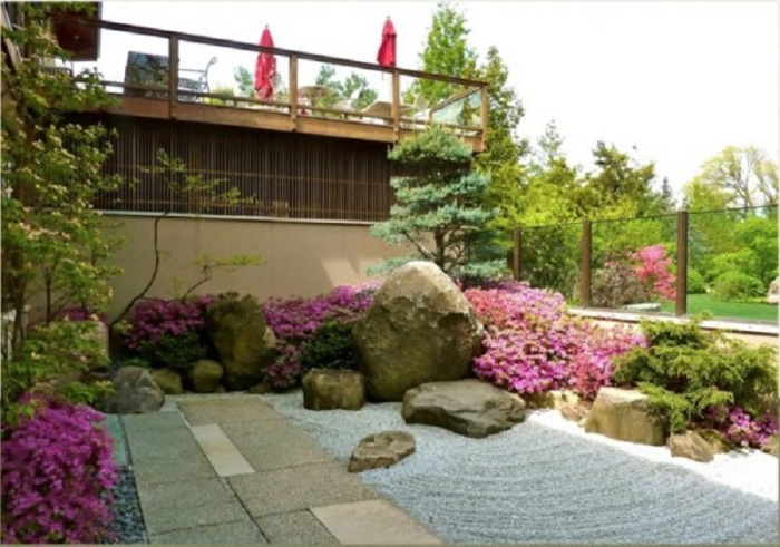 Большие камни и валуны хорошо вписываются в ландшафтный дизайн садового участка. 