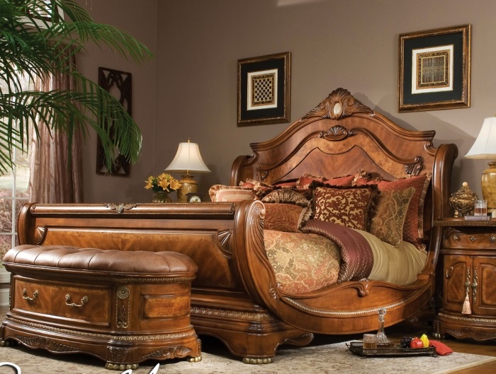  Кровать, выполненная из дорогой древесины в викторианском стиле.  