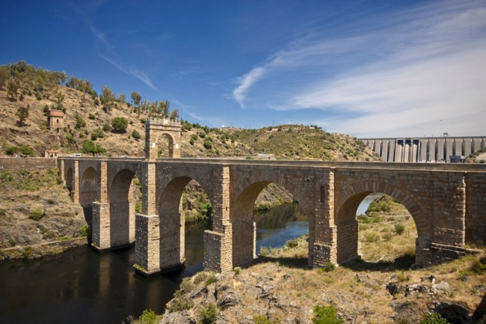 Римляне первыми стали широко строить каменные мосты.