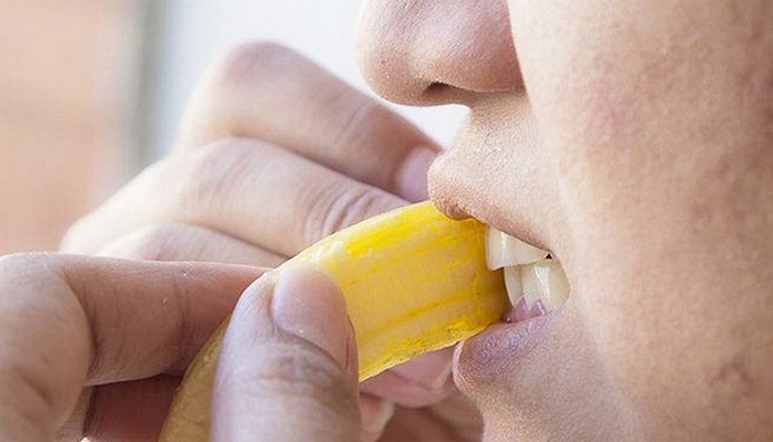 Банановая кожура поможет с отбеливанием зубов.