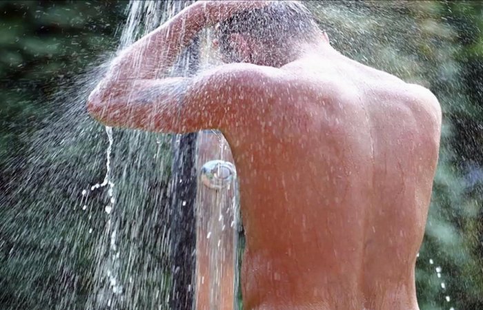 Холодный душ помогает восстановиться после тренировки.