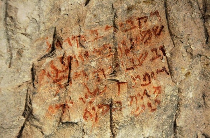 Очень занимательные надписи древнего некрополя.