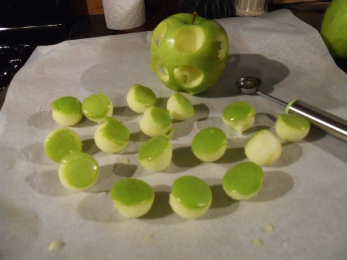 Разделываем яблоки.