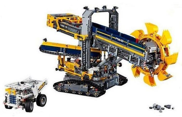Набор «Шагающий экскаватор» от Lego Technic.