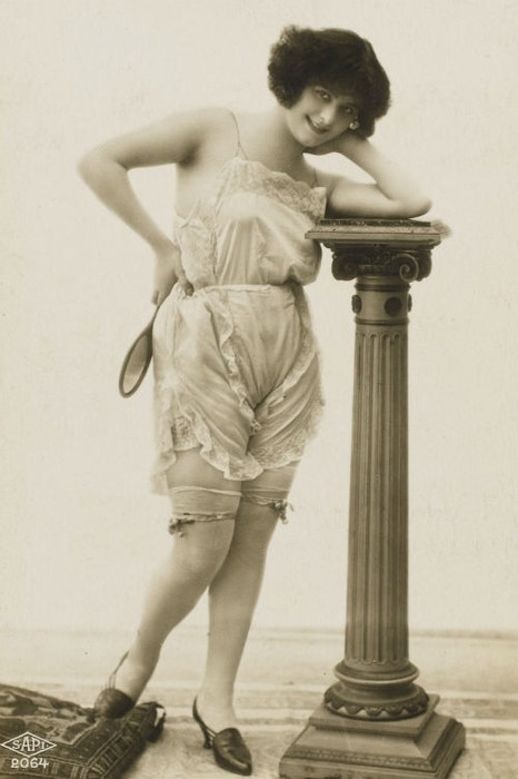 Юная леди в чулках. 1920-е.