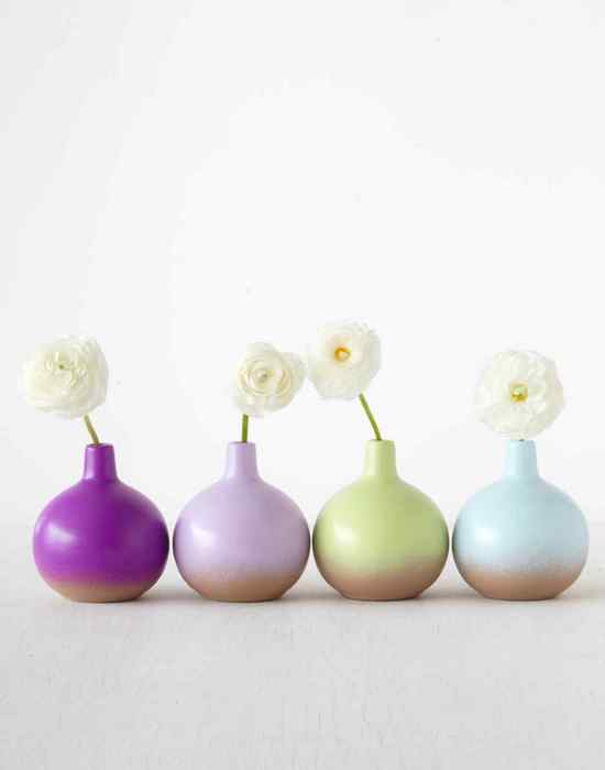 Преображенные краской вазы на один цветок.