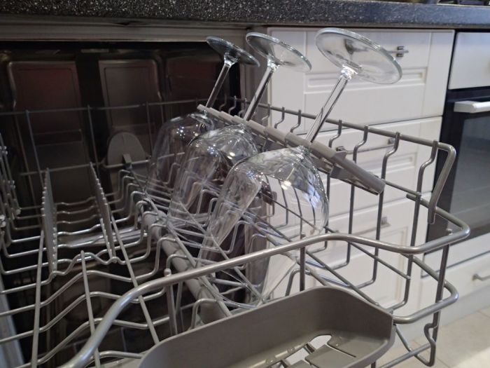 В посудомойке можно вымыть даже бокалы.