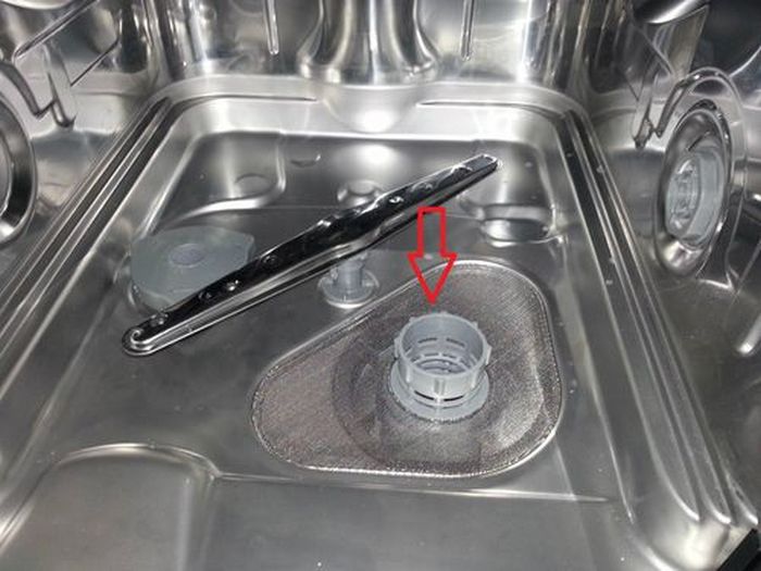 Фильтр посудомоечных машин требует очистки.