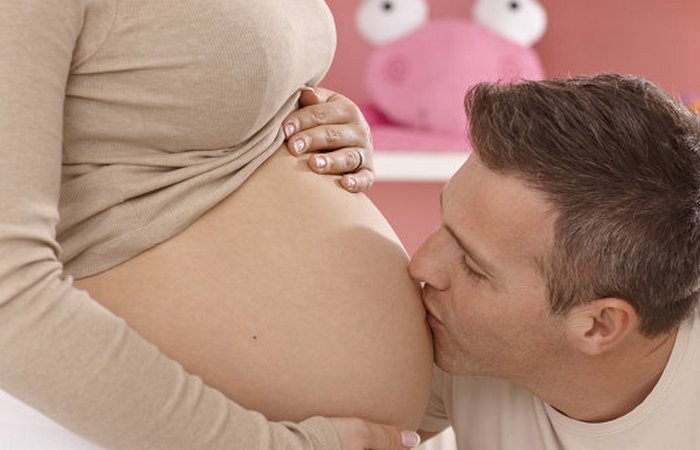 Миф о беременности: «Гладить живот».