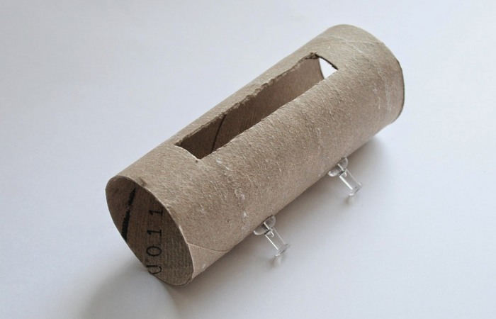 Колонка для телефона из картонного ролика для туалетной бумаги.