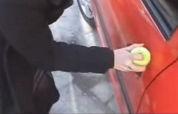 С помощью теннисного мяча можно открыть запертую дверь автомобиля.