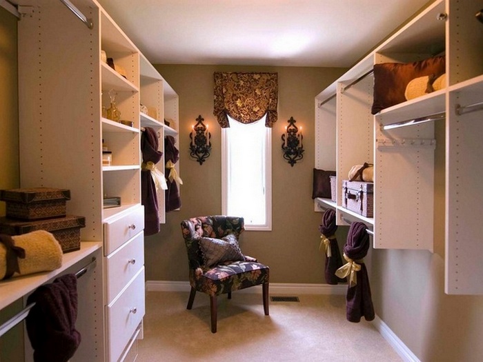 Дополнительное место для хранения вещей: гардеробная комната.