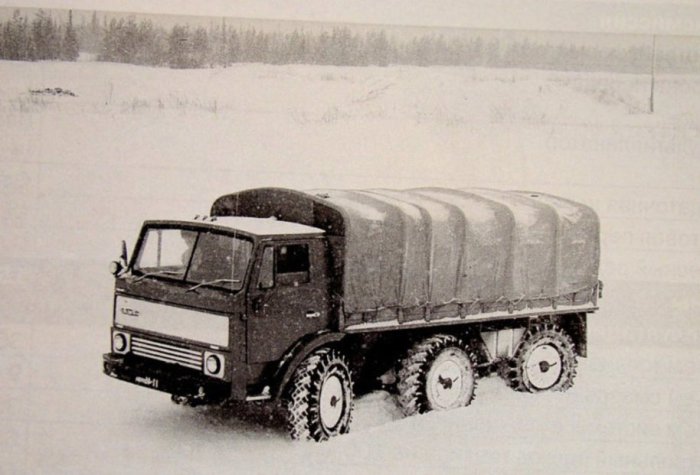 ЗИЛ-132Р на снегу.