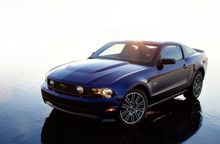 Купе и кабриолеты Ford Mustang GT пятого поколения выпускались с 2005 по 2014 гг. | Фото: cheatsheet.com.