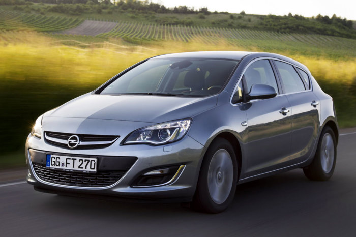 Компактный хэтчбек Opel Astra J выпускался с 2009 по 2014 гг. | Фото: carrrsmag.com.