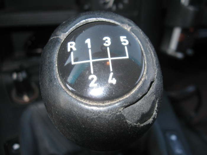 Ручка коробки передач, убитый тысячами километров. | Фото: drive2.ru.