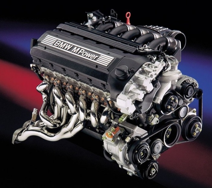 6-цилиндровый двигатель спортивного автомобиля BMW М3. | Фото: drive2.ru.