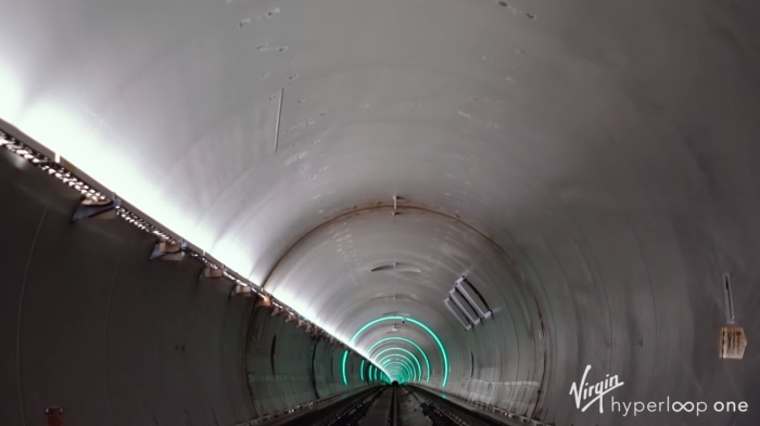 Туннель, в котором движется вакуумный поезд Hyperloop One. | Фото: youtube.com.