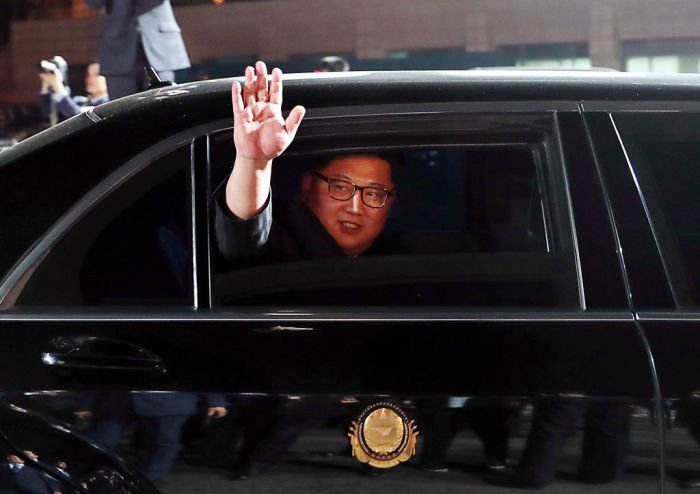 Лидер Северной Кореи Ким Чен Ын волны в машине. | Фото: cheatsheet.com.