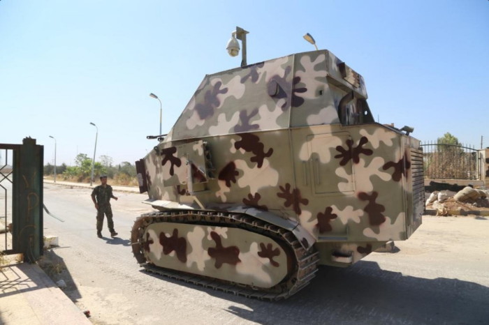 Самодельный курдский танк в пустынном камуфляже.