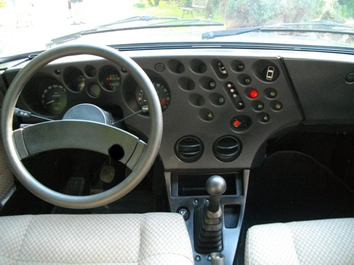 Приборная панель Lancia Trevi напоминает кусок сыра.