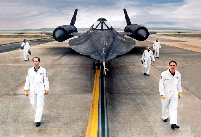 Lockheed SR-71 Blackbird – это огромный самолет массой до 77 тонн, из которых большую половину занимает топливо. | Фото: hi-news.ru.