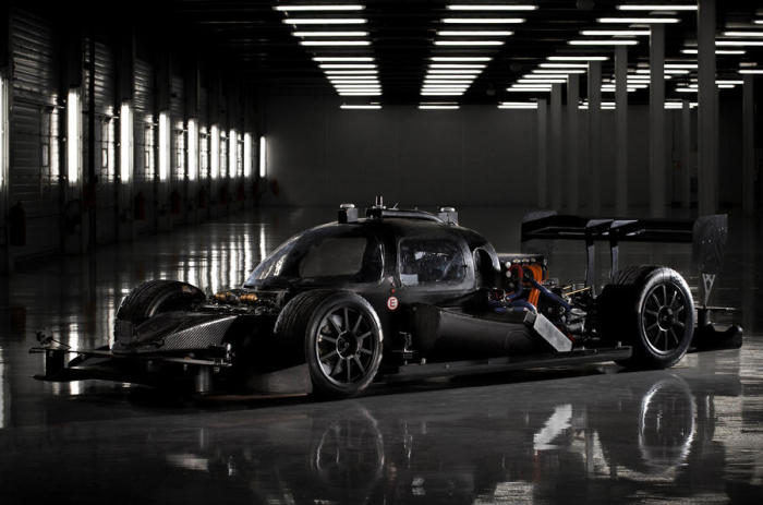 Черный электромобиль Roborace DevBot родом из будущего, которое уже наступило.