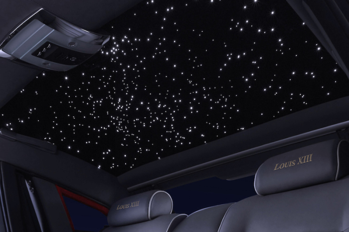 Звездное небо в салоне представительского автомобиля Rolls-Royce Phantom. | Фото: cheatsheet.com.
