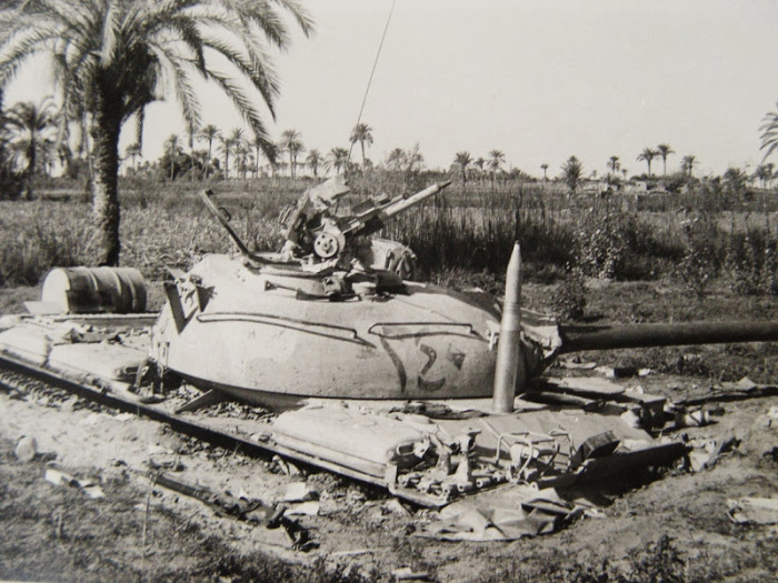 Танк Т-55, укрытый в окопе. Египет, 1973 год. | Фото: bukvoed.livejournal.com.