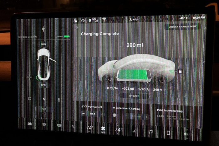 Неисправный сенсорный экран Tesla Model 3. | Фото: cheatsheet.com.