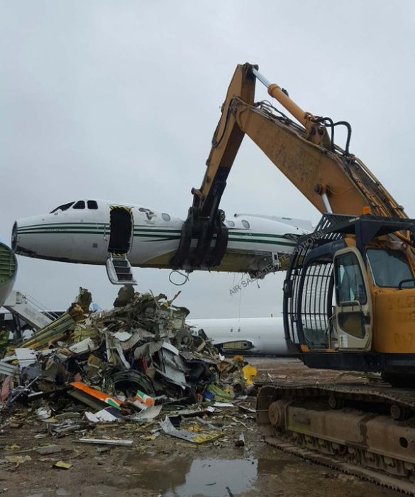 45-тонный экскаватор уничтожает фюзеляж Hawker Siddeley125.