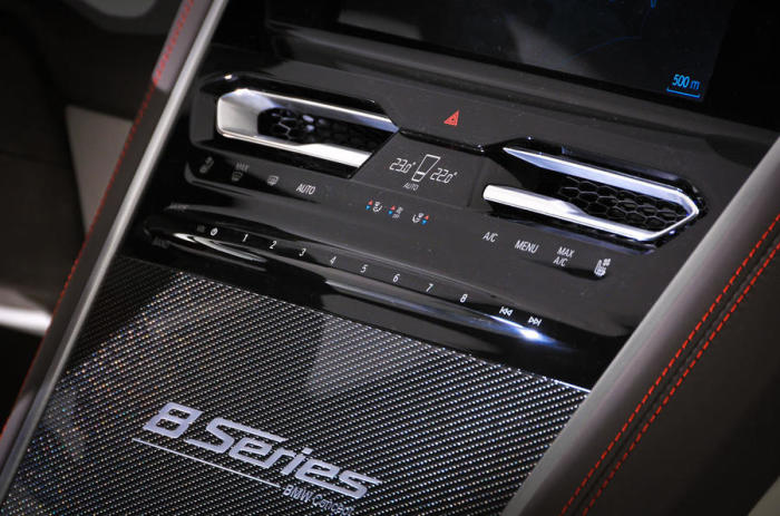 Дефлекторы обдува на центральной панели BMW 8 Series.