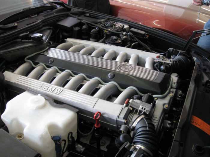 Огромный 16-цилиндровый двигатель под капотом BMW 7-Series. | Фото: mpower.by.