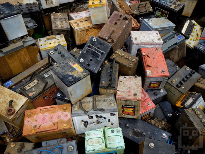 Старые аккумуляторные батареи несут вред окружающей среде. | Фото: amd-msk.ru.