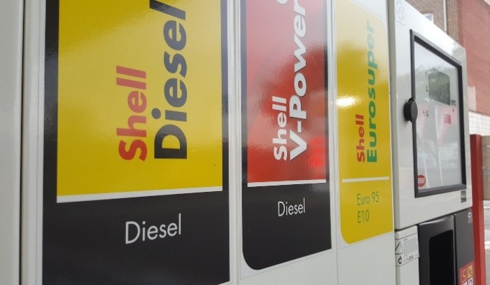 Сейчас на многих заправках продают фирменное топливо с улучшенными свойствами. | Фото: drive2.ru.