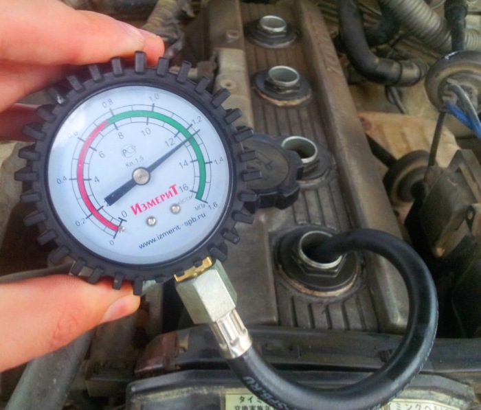 Измерение компрессии бензинового двигателя. | Фото: drive2.ru.
