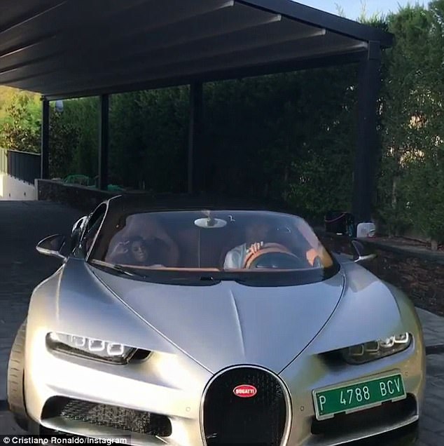 Новенький Bugatti Veyron португальского футболиста Криштиану Роналду. | Фото: instagram.com.