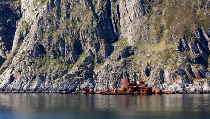 Крейсер «Мурманск» у скалистых берегов Норвегии.