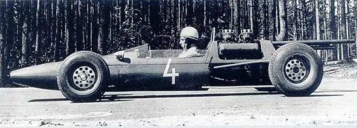 Гонщик М. Лайв в болиде Эстония-14. У машины 4-цилиндровый двигатель от «Волги».