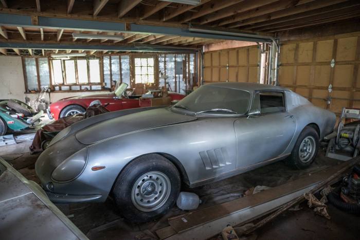 Присыпанная пылью итальянская красавица Ferrari 275 GTB. | Фото: hagerty.com.