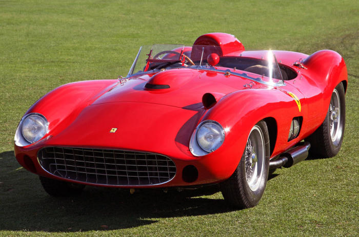 Ferrari 335 Sport Scaglietti, которую пилотировали гоночные звезды 1950-х и 1960-х годов. | Фото: autocar.co.uk.
