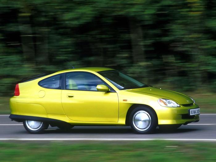 Японский гибрид Honda Insight первого поколения выпускался с 1999 по 2006 гг. | Фото: autoevolution.com.